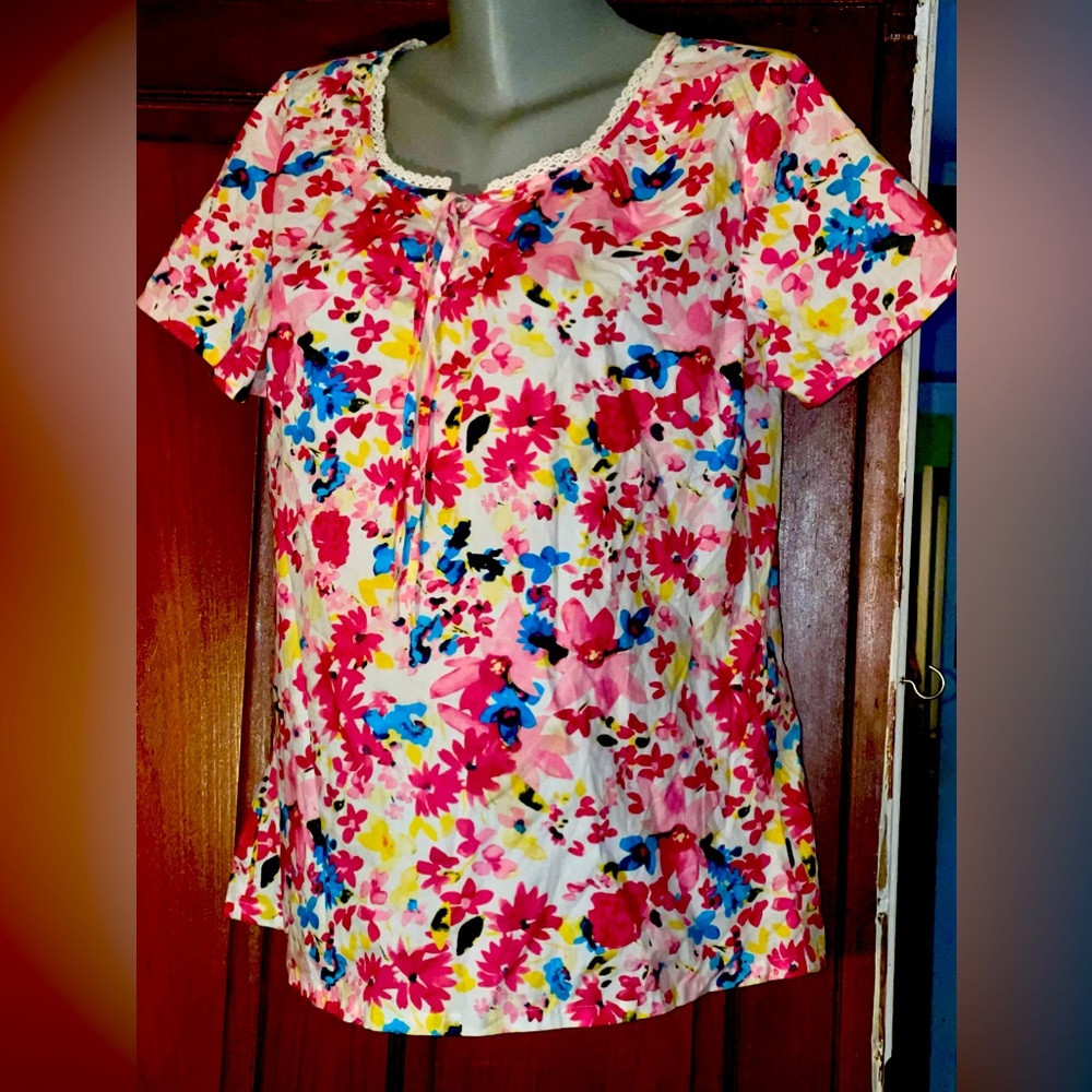 Basic Editions Spring Floral Top.  Size Large